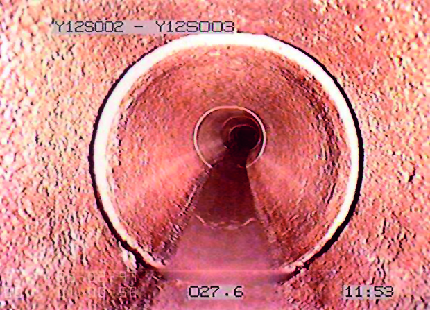  Eksempel fra TV-inspektion, der viser en åben samling i et betonrør.